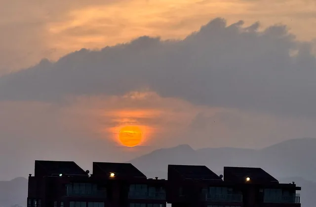 El sol cayendo tras las montañas, visto desde el faro de Pampatar