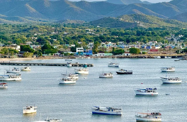 Peñeros fondeados en la bahía de Juan Griego