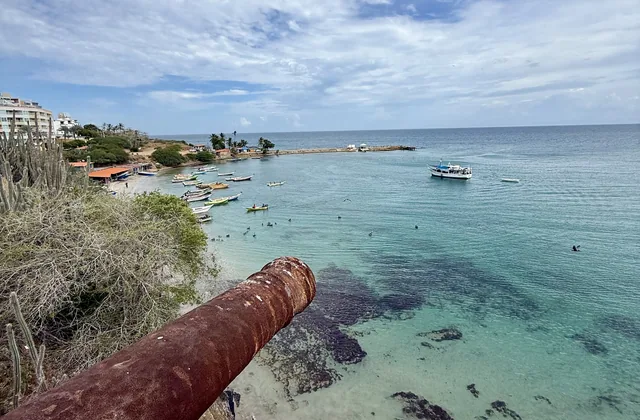 Cañón del fortín de La Caranta apuntando a la bahía de Pampatar