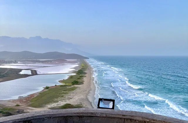 Vista aérea de la costa de Pampatar con las salinas al fondo