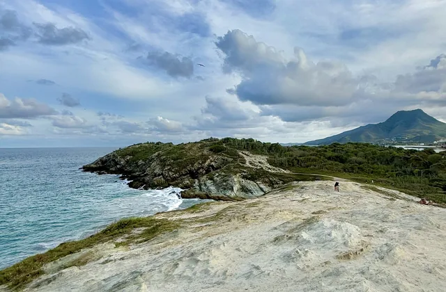 El mirador rocoso junto a Playa Parguito, con la costa este al fondo