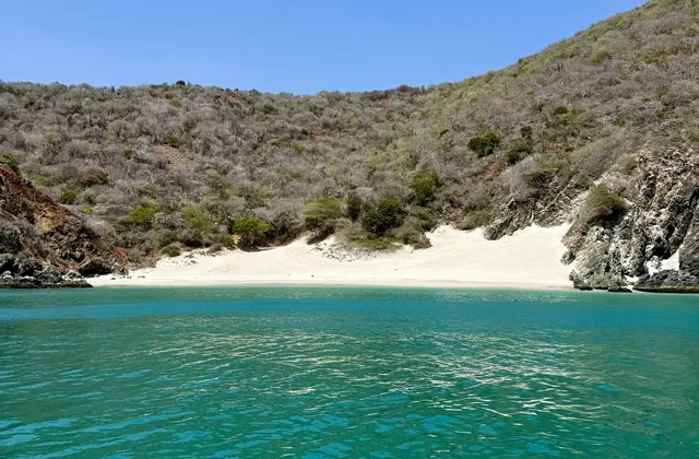 Ensenada de arena blanca a la que solo se llega en peñero