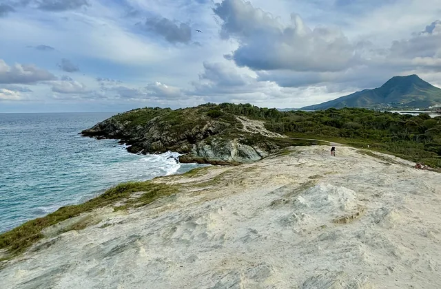 Roca blanca sobre el mar en la costa norte de la isla