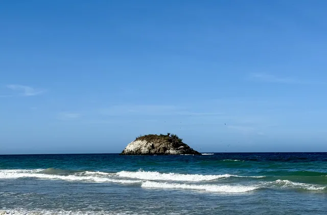 Islote frente a la orilla de Playa El Agua