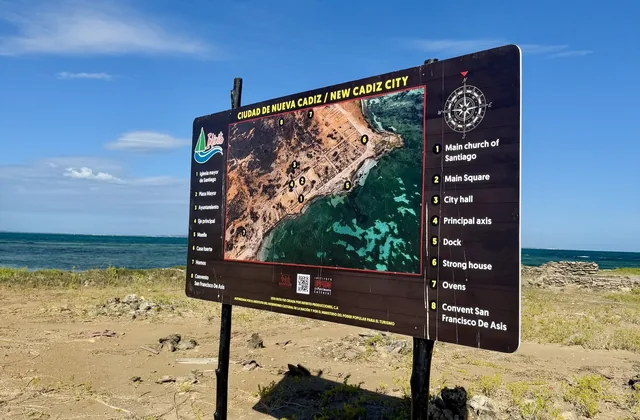 Letrero de la ruta arqueológica de Nueva Cádiz frente al mar en Cubagua