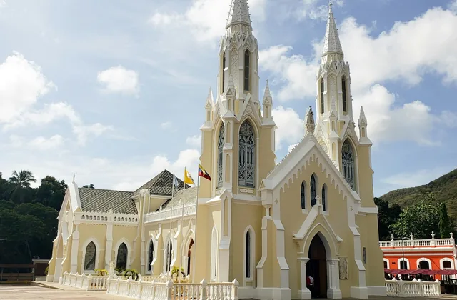 Fachada y torres de la Basílica de Nuestra Señora del Valle