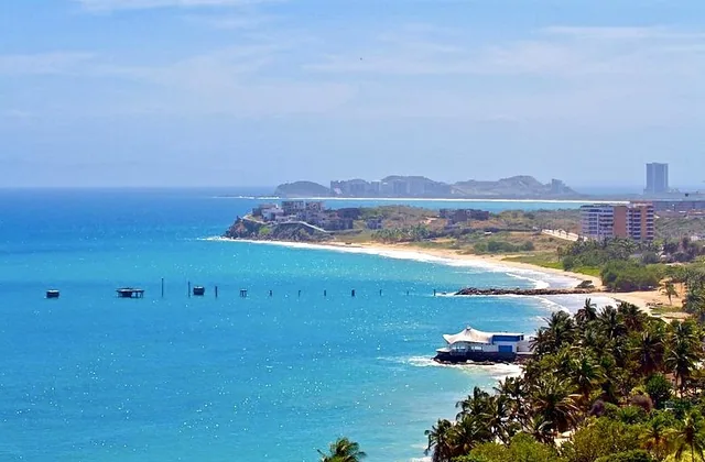 El cañón del fortín sobre la bahía de Pampatar