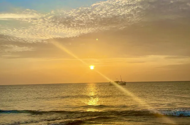 Atardecer dorado sobre el mar en Punta Arenas